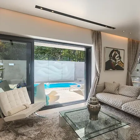 Mademoiselle Villa