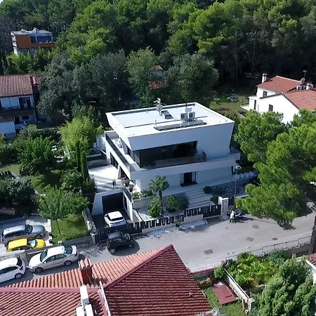 Mademoiselle Villa