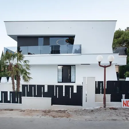 Mademoiselle Villa